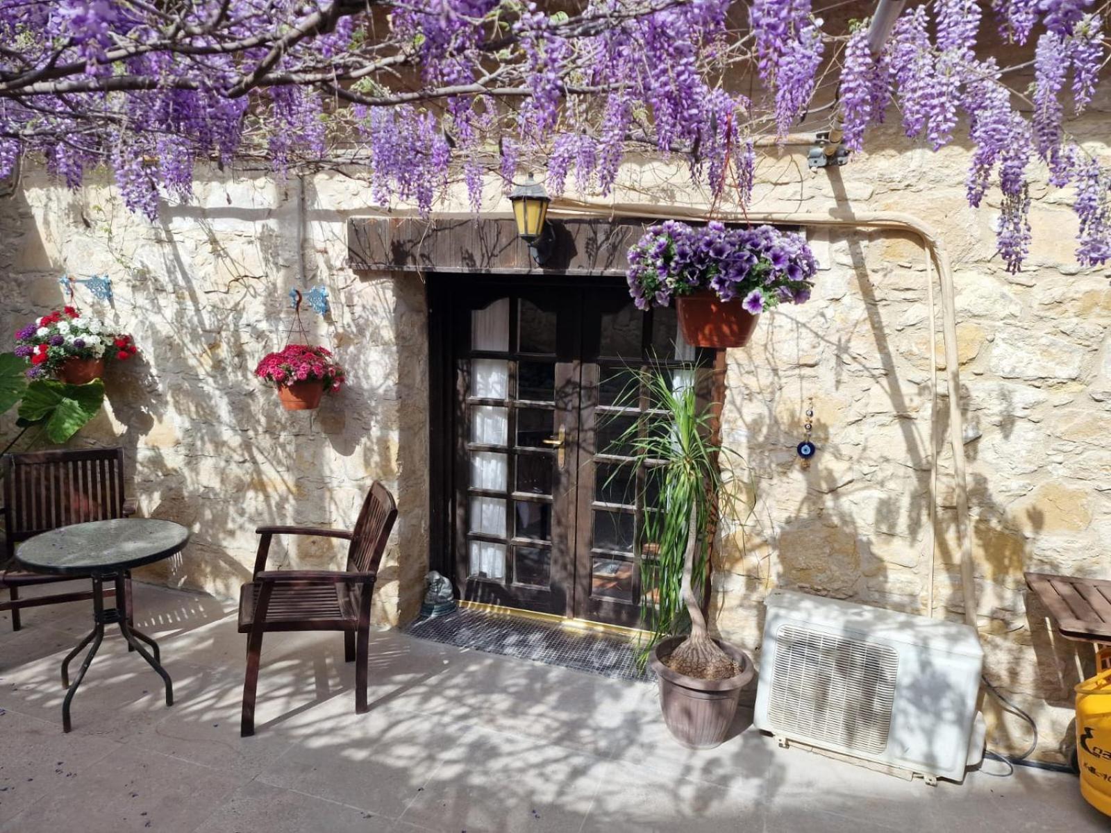 The Courtyard Suite Лимасол Екстериор снимка